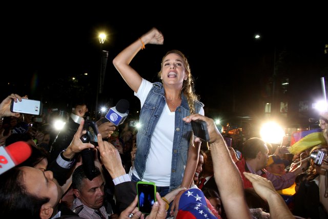 Lilian Tintori, wife of jailed Venezuelan opposition leader Leopoldo Lopez, gestures at a park in Bogota, Colombia, where medicine and medical supplies for Lopez will be collected and brought to Venezuela, May 19, 2016. REUTERS/Felipe Caicedo EDITORIAL USE ONLY. NO RESALES. NO ARCHIVE. TPX IMAGES OF THE DAY