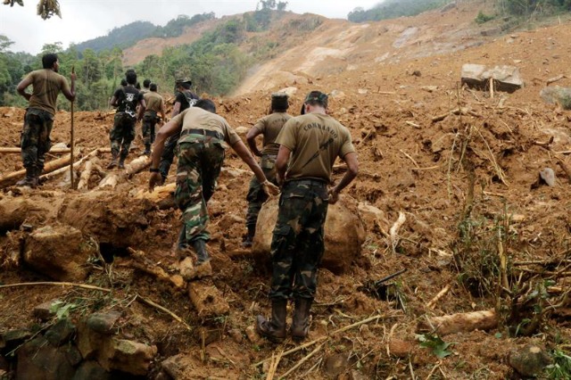 Efectivos de las Fuerzas Armadas trabajan en la operación de rescate en Aranayake, Kegalla (Sri Lanka) hoy, 19 de mayo de 2016. El Gobierno ha lamentado hoy la muerte y desaparición de varias decenas de personas en el centro de Sri Lanka debido a los deslizamientos de tierras provocados por las lluvias torrenciales caídas desde el pasado sábado en el país. EFE/M.A.Pushpa Kumara