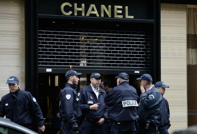 policías franceses se paran frente a una joyería de Chanel en París después de un robo el 19 de mayo de 2016. AFP PHOTO / STEPHANE DE SAKUTIN
