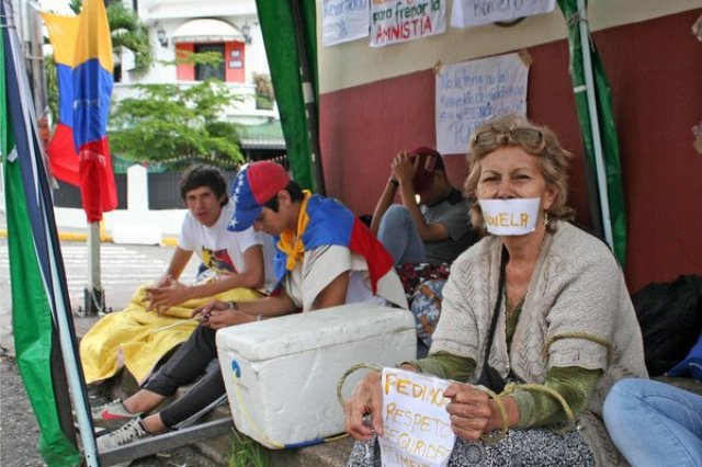 En las periferias del Consejo Nacional Electoral un grupo de estudiantes exige reunirse con la autoridad delegada en el estado para presentarle sus propuestas. Varias ciudadanas de la tercera edad se han sumado a la protesta. Foto: La Nación