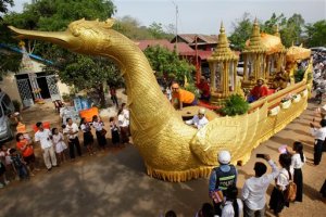 Urna dorada con reliquias de Buda vuelve a santuario Camboya