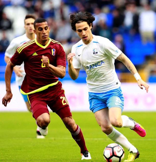 El centrocampista de la Selección Autonómica de Galicia Jota Peleteiro (d) y el defensa de la selección de Venezuela Víctor García pelean un balón. EFE