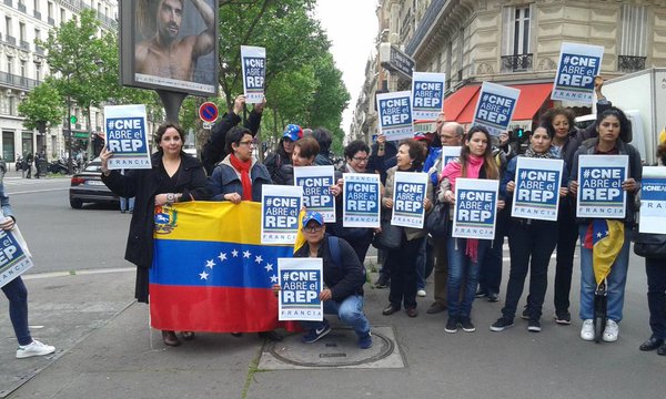 Venezolanos en París exigen a la embajada la apertura del registro electoral (fotos)