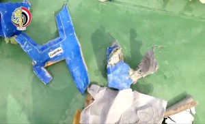 Hallan rastros explosivos en cadáveres de avión Egyptair estrellado en mayo