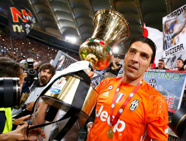 Football Soccer - Juventus v Milan - Italian Cup Final - Olympic stadium, Rome, Italy - 21/05/16  Juventus' goalkeeper Gianluigi Buffon holds the cup at the end of the match against AC Milan.                 REUTERS/Tony Gentile