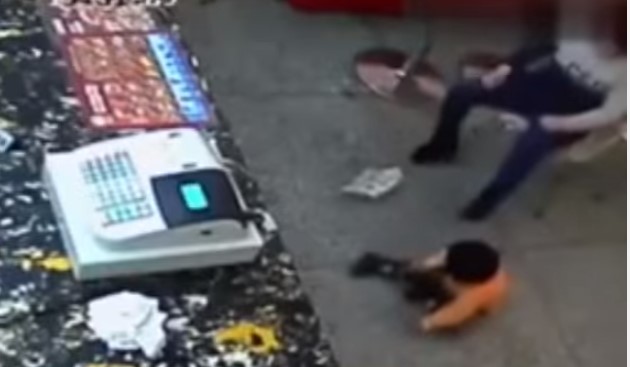 ¡Se volvió loca!  Pateó a su hijo por dejar caer una hamburguesa (VIDEO)