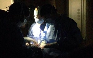¡Deplorable! Apagón en el HUM obliga a terminar cirugía con celular