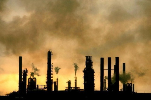 Vista general de la refinería venezolana Amuay, en Punto Fijo. 18 de mayo de 2006. La estatal Petróleos de Venezuela (PDVSA) dijo el lunes que inició labores para sustituir dos chimeneas en su mayor refinería, Amuay. REUTERS/Jorge Silva