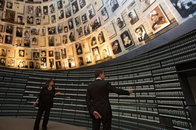 El primer ministro francés, Manuel Valls (d), contempla los retratos de las víctimas durante su visita al Sala de los Nombres del Museo del Holocausto de Yad Vashem en Jerusalén, Israel, hoy, 23 de mayo de 2016. Valls realiza una visita oficial de tres días al país. EFE/EFE/Heidi Levine / Pool