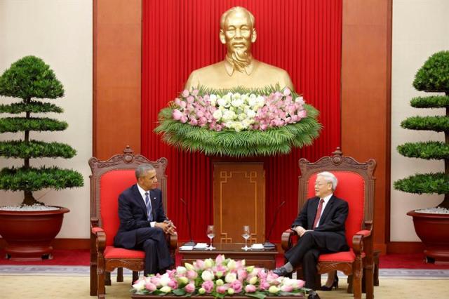 El presidente estadounidense, Barack Obama (izq), conversa con el secretario general del Partido Comunista de Vietnam, Nguyen Phu Trong (dcha), en Hanoi (Vietnam) hoy, 23 de mayo de 2016. El presidente de Estados Unidos, Barack Obama, anunció hoy el levantamiento del embargo militar a Vietnam, donde se encuentra en una visita oficial de tres días que comenzó anoche. EFE/Kham / Pool