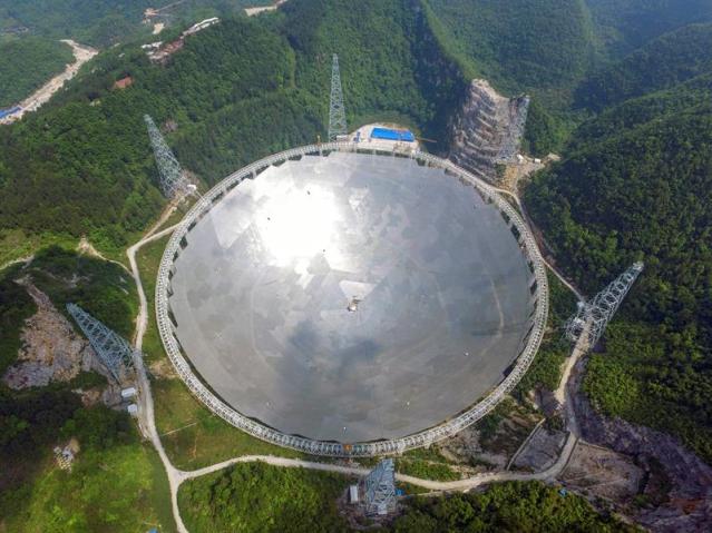 Una fotografía facilitada hoy, 23 de mayo de 2016, muestra el Telescopio Esférico con Apertura de 500 metros (FAST) durante su construcción en el remoto condado de Pingtang, en la provincia china de Guizhou, el pasado 7 de mayo de 2016. El proyecto, una de las nueve instalaciones científicas más importantes de China, se converttirá en el radiotelescopio más grande del mundo. Los 250.000 metros cuadrados de superficie reflectante estarán listos para su funcionamiento el próximo 30 de mayo. EFE