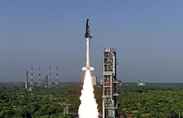 Fotografía facilitada por la Agencia India de Investigación Espacial (ISRO) que muestra el lanzamiento del vehículo reutilizable indio RLV-TD en Sriharikota, Andhra Pradesh (India) hoy, 23 mayo 2016. La India ensayó hoy con éxito por primera vez el lanzamiento de un pequeño transbordador espacial de fabricación propia, un logro que fue muy celebrado a pesar de que deberán esperar aún unos 15 años para ver finalizado el proyecto. EFE/Agencia India de Investigación Espacial (ISRO)