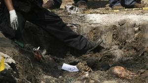 Suman 100 cuerpos exhumados de fosa en el centro de México