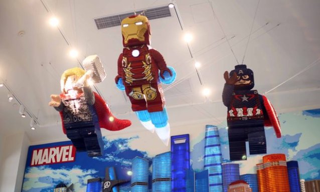 Superheroes de Lego en una tienda de  Disneyen Shanghai. Foto: Imaginechina/REX/Shutterstock