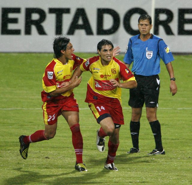 Rubén Yori (izq) y Edgar Espíndola (cen), jugadores del Deportivo Anzoátegui (Foto EFE) 