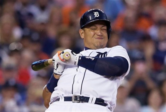 Miguel Cabrera de los Tigres de Detroit esquiva un pitcheo ante los Filis de Filadelfia el martes 24 de mayo de 2016. (AP Photo/Carlos Osorio)