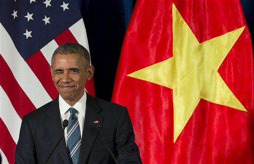 El presidente de EEUU, Barack Obama guiña el ojo a su llegada para una rueda de prensa junto al presidente de Vietnam, Tran Dai Quang, el lunes 23 de mayo de 2016 en el Centro Internacional de Convenciones en Hanoi, Vietnam. (AP Foto/Carolyn Kaster)