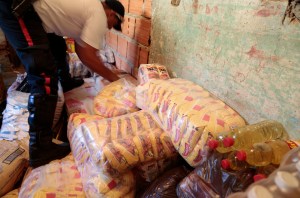 Detienen a tres haitianos por acaparar comida en Santa Teresa del Tuy