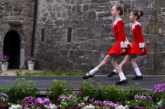 Los bailarines irlandeses joven realiza por el príncipe Carlos de Inglaterra y su esposa Camila, duquesa de Cornualles en el castillo de Donegal durante un viaje a Donegal, Irlanda 25 de mayo de 2016. REUTERS / Clodagh Kilcoyne