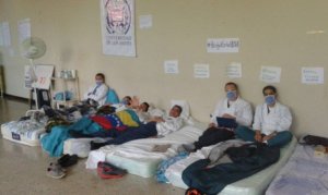 Médicos de Mérida cuelgan batas por 24 horas y continúan huelga de hambre