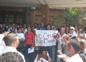 Pacientes y médicos protestan por falta de medicinas en el Hospital Razetti de Barcelona