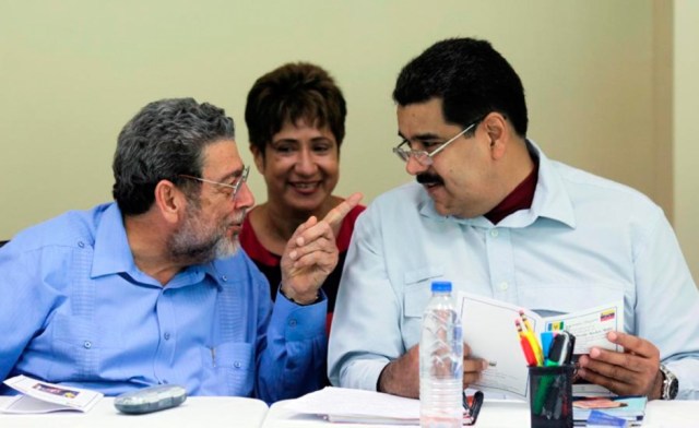 El Primer Ministro de SVG, Ralph Gonsalves señala a Maduro durante la vista que éste hiciera a ese país en noviembre de 2015 / archivo