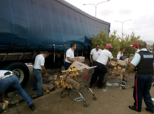 Intentaron saquear camión con harina de maíz en Falcón (Fotos)
