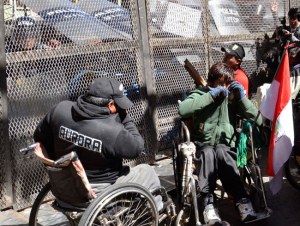 Policía de Bolivía reprime a discapacitados con gases