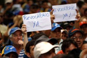 Oposición exalta bondades del revocatorio y Maduro denuncia plan de invasión