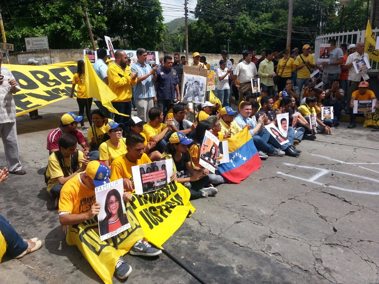Jóvenes protestaron en la Fiscalía de Carabobo para exigir la activación del Revocatorio