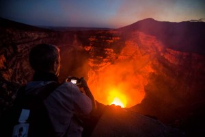 Laguna de lava volcánica deslumbra a turistas en Nicaragua (Fotos)