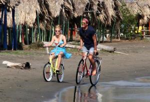 Demandan por plagio a Shakira y Carlos Vives por La bicicleta