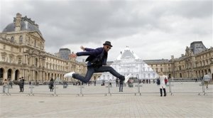 Artista logra desaparecer pirámide de Louvre en París (Fotos)