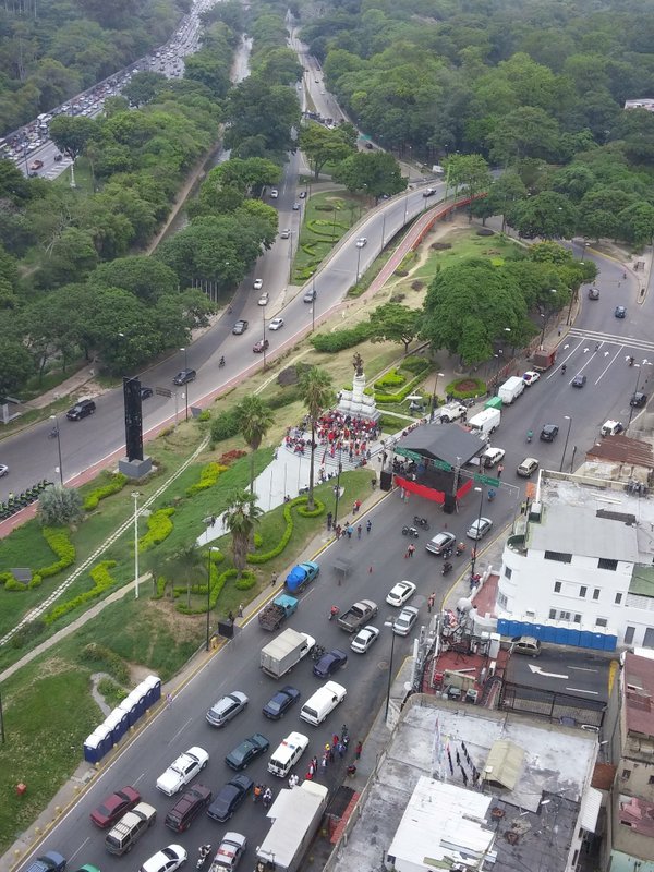 Montan tarima roja en la avenida Colón (Fotos)