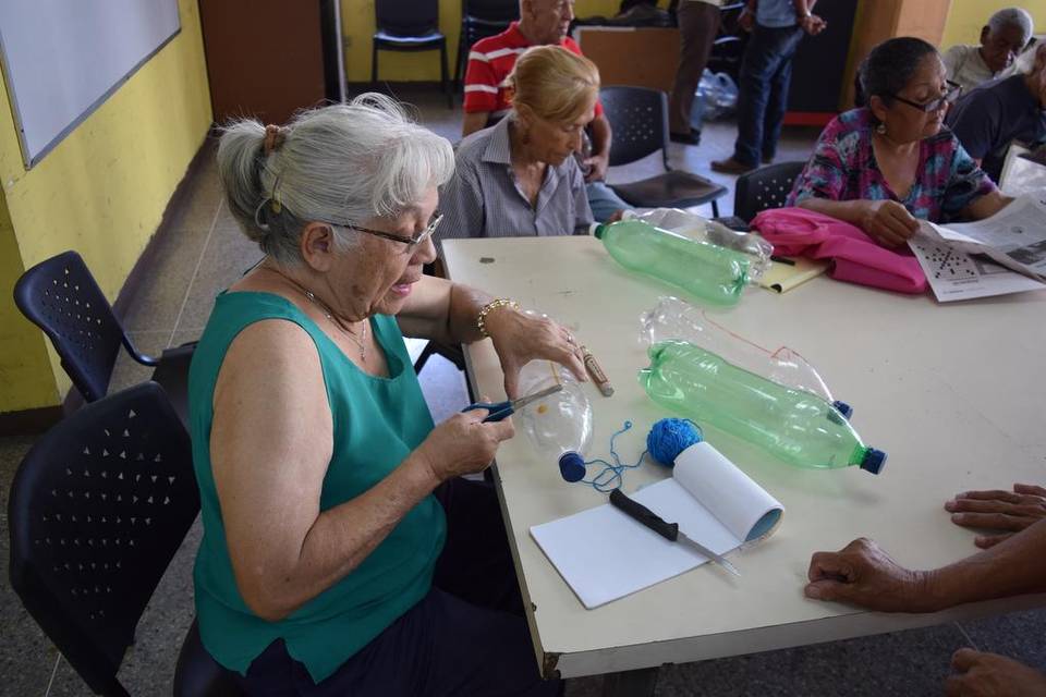 Una mujer prepara botellas plásticas para sembrar vegetales en un curso sobre agricultura urbana en la Universidad Simón Rodríguez, en Caracas. Jim Wyss Miami Herald JIM WYSS 