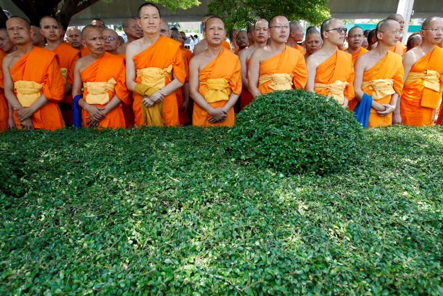 monjes budistas se reúnen fuera de la estación de la policía provincial Khlongluang para mostrar su apoyo a Phra Dhammachayo, el abad budista influyente acusado de blanqueo de dinero y recibieron donaciones ilegales, en la provincia de Pathum Thani, al norte de Bangkok, Tailandia, 26 de mayo de 2016. REUTERS / Chaiwat Subprasom