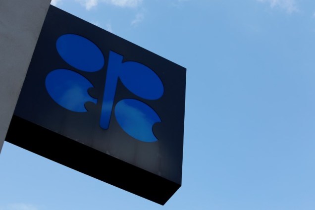 El logo de la OPEP en su sede en Viena, Austria, 21 de marzo de 2016. Funcionarios de la OPEP se mostraron más optimistas por las condiciones del mercado petrolero durante conversaciones en Viena antes de un encuentro de ministros en junio, dijeron fuentes, en una señal de que es improbable que el cártel altere su política de producción cuando se reúna la próxima semana. REUTERS/Leonhard Foeger