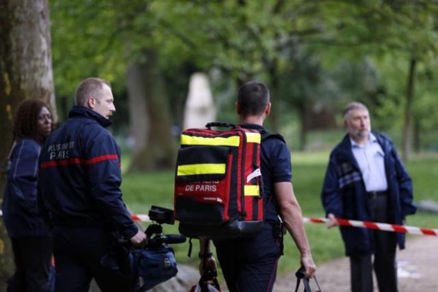 Varios bomberos en el Parque Monceau, donde ha tenido lugar el suceso. Foto: AFP