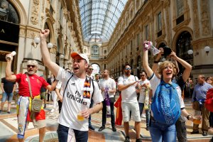 Aficionados eufóricos esperan en las calles de Milán la final de Champions (Fotos)