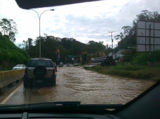 Laguna y punto de control de la GNB causan tráfico pesado en Las Salias