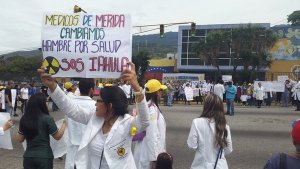 Estudiantes marchan en apoyo a médicos en Mérida