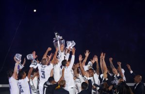 Los campeones del Real Madrid ofrecen la copa a sus seguidores