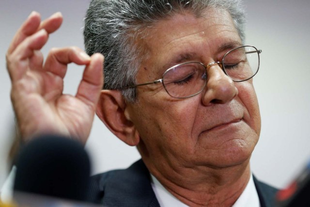 Henry Ramos Allup, President of the National Assembly and deputy of the Venezuelan coalition of opposition parties (MUD), gestures while he talks to the media during a news conference in Caracas, Venezuela May 31, 2016. REUTERS/Carlos Garcia Rawlins