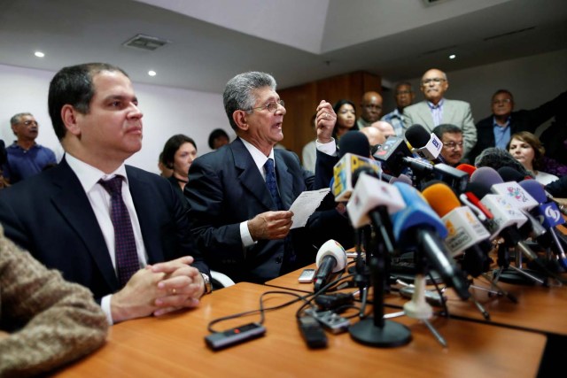 Henry Ramos Allup (C), President of the National Assembly and deputy of the Venezuelan coalition of opposition parties (MUD), talks to the media during a news conference in Caracas, Venezuela May 31, 2016. REUTERS/Carlos Garcia Rawlins