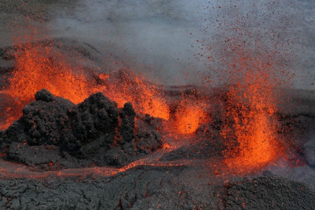 Una imagen tomada el 26 de mayo de 2016 la isla francesa de La Reunión muestra de lava durante la erupción del volcán Piton de la Fournaise, en una zona unhabitated. La última erupción del Piton de la Fournaise de ocurrió el 30 de octubre de 2015. RICHARD BOUHET / AFP