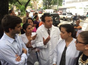 Protestan en el Hospital JM de los Ríos exigiendo apertura del canal humanitario