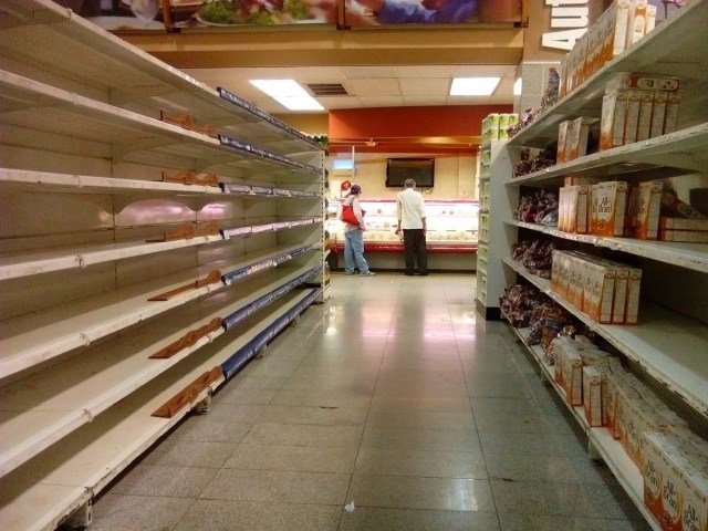 La escasez de medicinas y alimentos agobia a los venezolanos (Foto AFP)