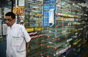 Marabinos se pasean por farmacias sorteando la escasez