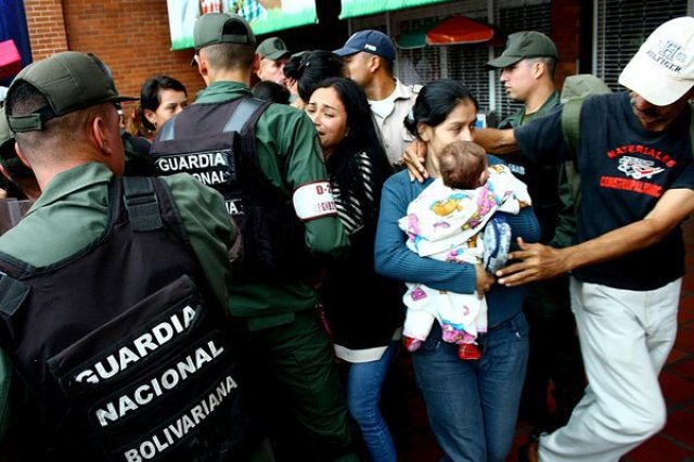 Madres suplican que las dejen pasar, y otras con sus niños en brazos temen por su seguridad. (Foto Omar Hernández- La Nación)