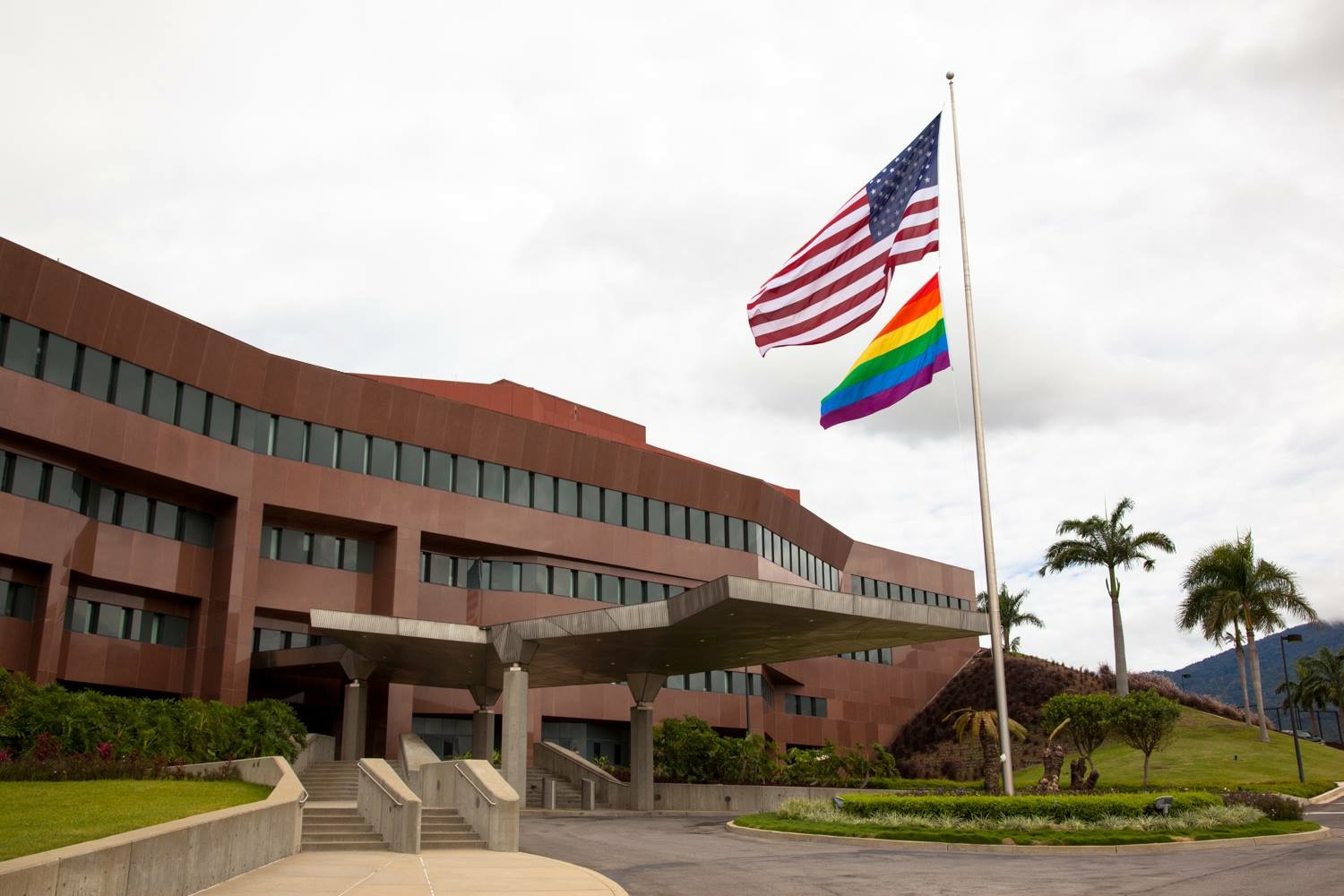 Bandera arcoíris, símbolo de “Orgullo LGBTI” ondea en la embajada de EEUU en Venezuela